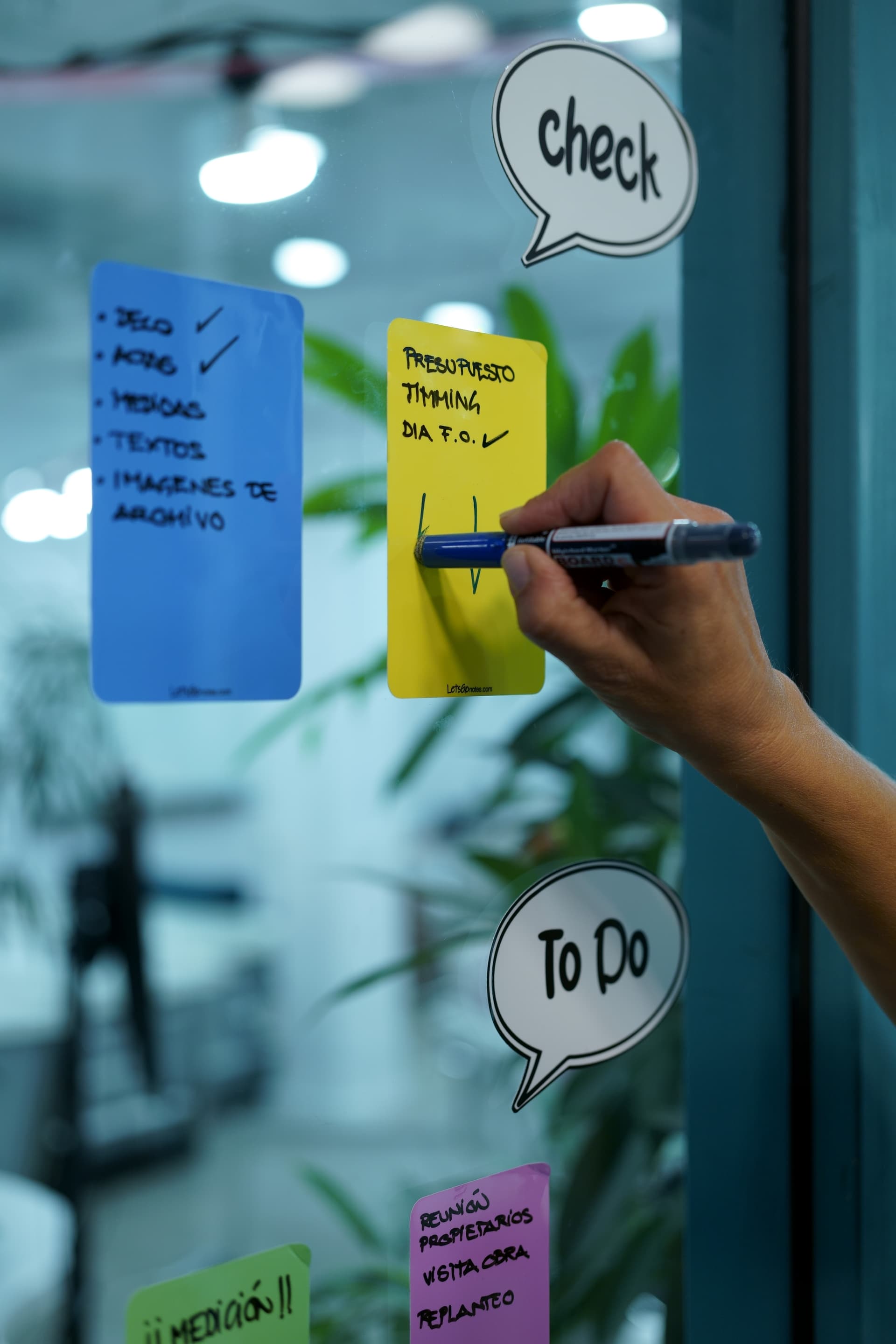 Self-adhesive And Reusable Notes Support - Image 4