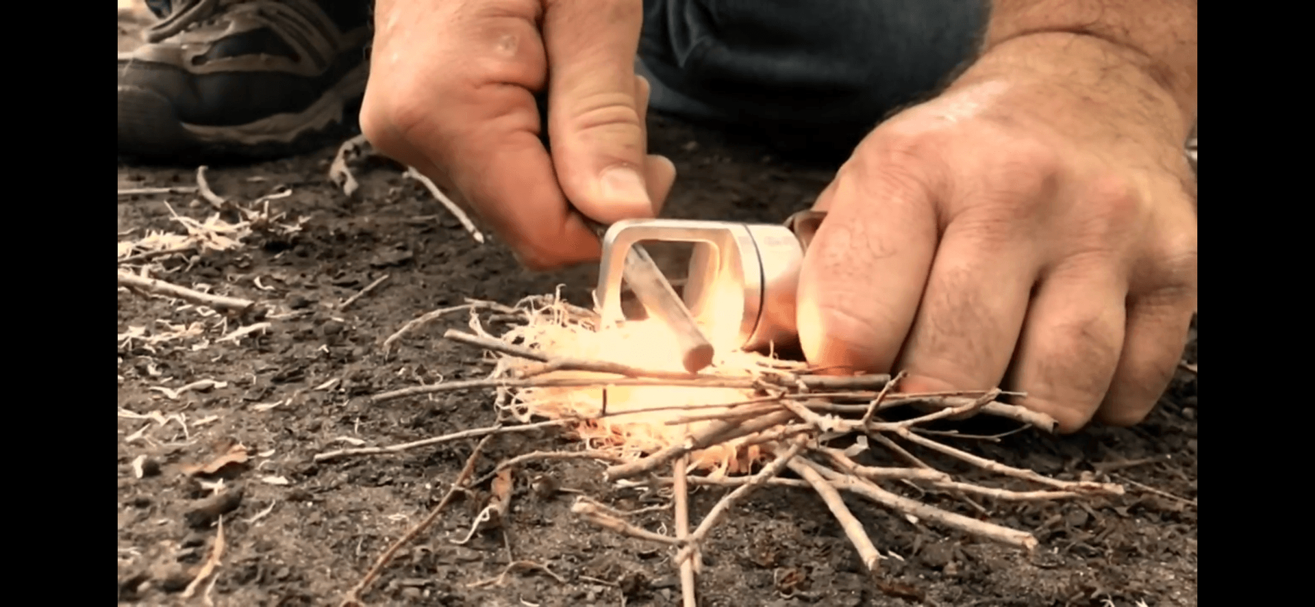 Handheld Storage Tube Having An Externally Integrated Firestarter - Image 2